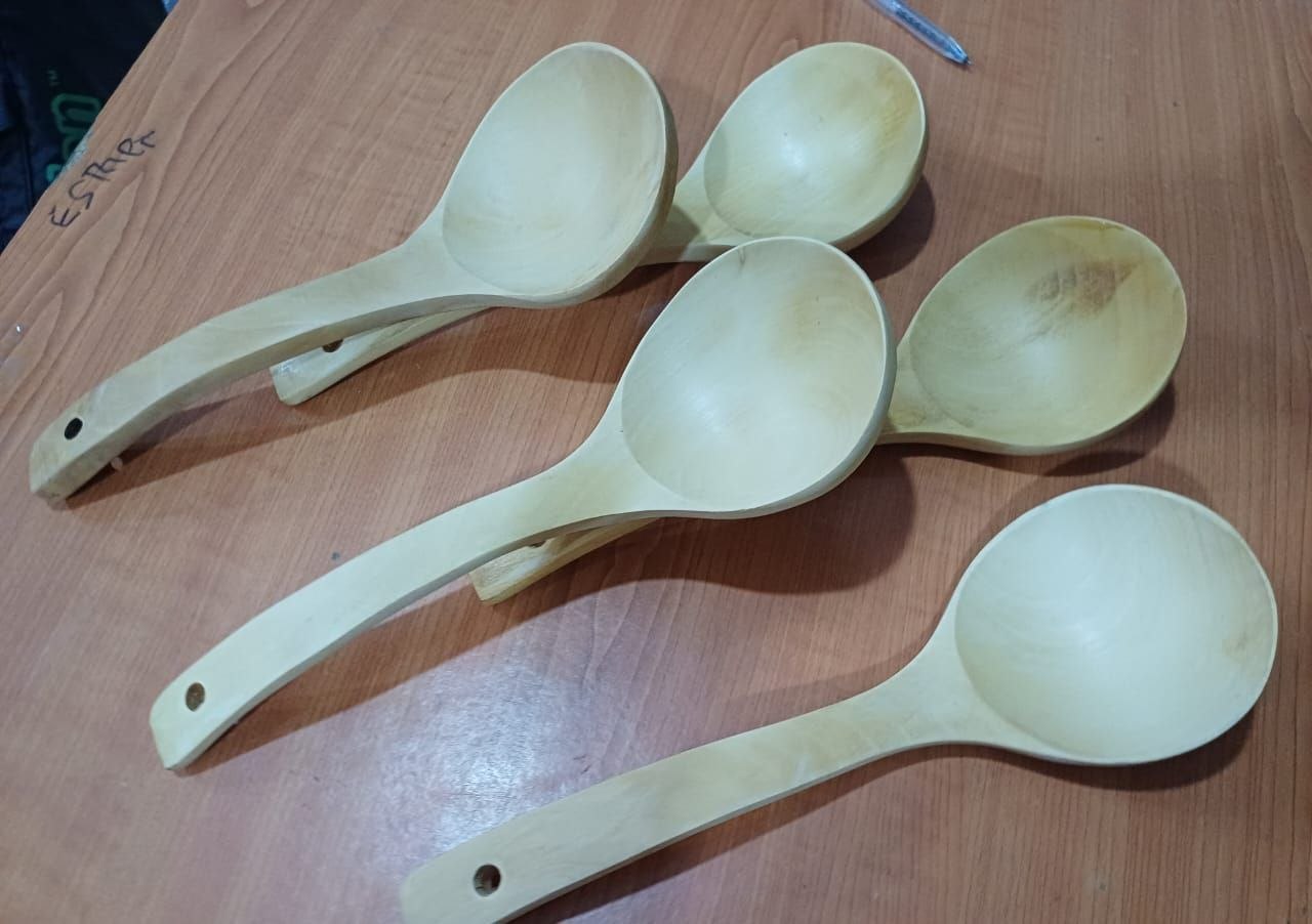 Single wooden spoon