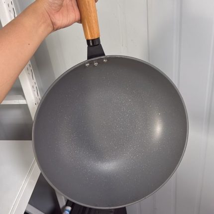 Single wooden frying pan